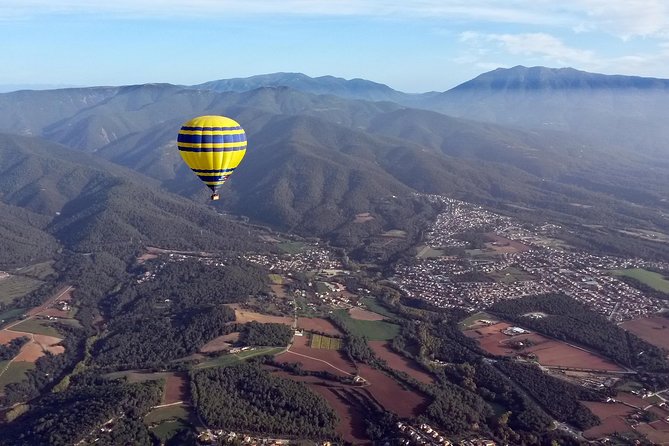 Balloon Ride over Catalonia with optional Pick-up from Barcelona - Heading toward Vic: where the countryside starts doing the talking