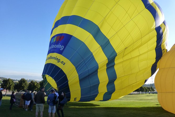 Balloon Ride over Catalonia with optional Pick-up from Barcelona - The Zèfir stop: coffee, orange juice, and a real bathroom chance