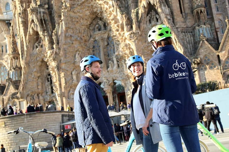 Barcelona: 1.5-Hour Sightseeing Tour by Bike/Electric Bike - Plaça Reial: Gaudí Lamps and the Fountain of the Three Graces