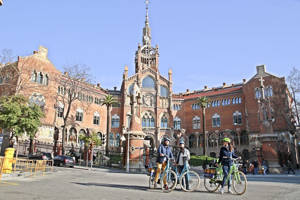 Barcelona: 2.5-Hour Bike or E-Bike Historical Tour - Arc de Triomf and Parc de la Ciutadella: a stylish warm-up