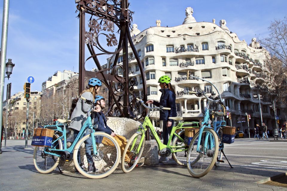Barcelona: 2.5-Hour Bike or E-Bike Historical Tour - Sagrada Familia: seeing Gaudí’s work still in progress