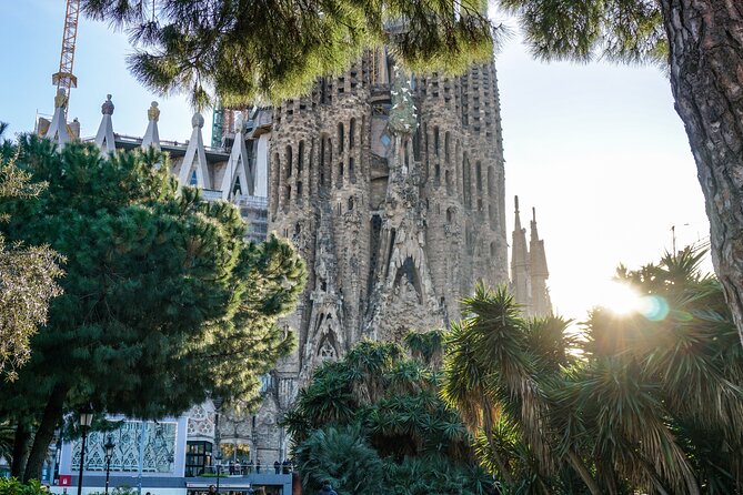 Barcelona all included: Sagrada, Park Güell, Montjuic & Gothic - Lunch before Sagrada Família: plan for extra cost, keep momentum