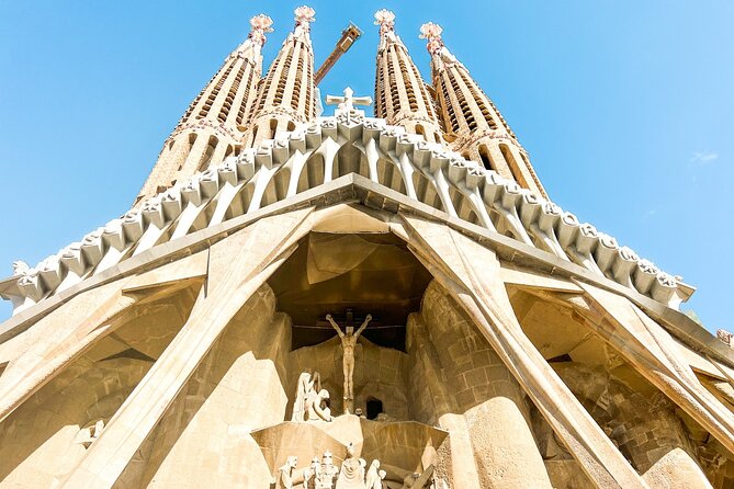 Barcelona all included: Sagrada, Park Güell, Montjuic & Gothic - From La Rambla to the Gothic edge: your morning route makes sense
