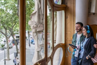 Barcelona: Casa Batlló Be The First Entry Ticket - Check-in and the self-guided setup: audioguide plus a VR tablet
