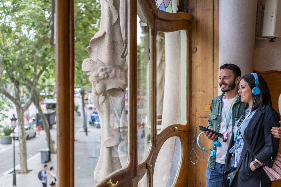 Barcelona: Casa Batlló Be The First Entry Ticket - Check-in and the self-guided setup: audioguide plus a VR tablet