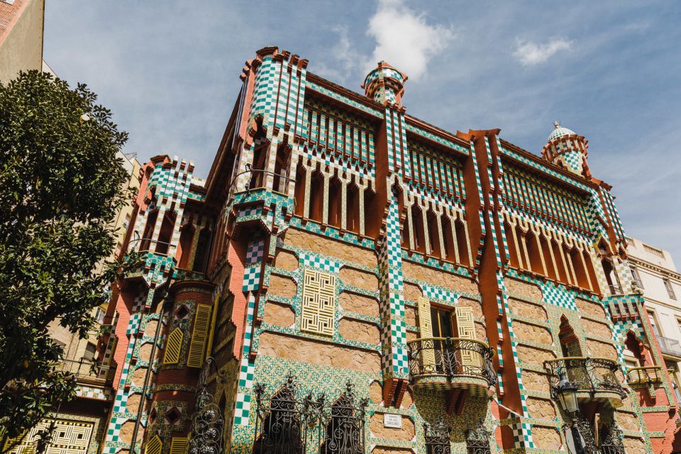 Barcelona: Discover Gaudí, Sagrada Familia, and Park Güell - Practical planning: what to bring and what to watch for