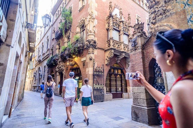 Barcelona E-Bike Small Group Tour with Tapas & Wine Tasting - The ride to the sea: Golden Fish, Barceloneta, and Port Vell views