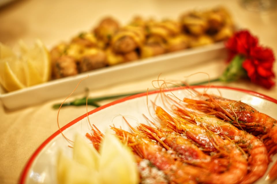 Barcelona: Flamenco Show with Dinner at Tablao de Carmen - Getting there without stress: the Porta d’Ávila trick and the hill walk