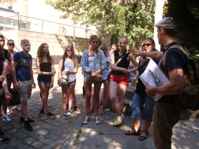 Barcelona: Gothic Quarter Walking Tour - Spanish Civil War Scars and the Gothic Quarter as a Living Stage