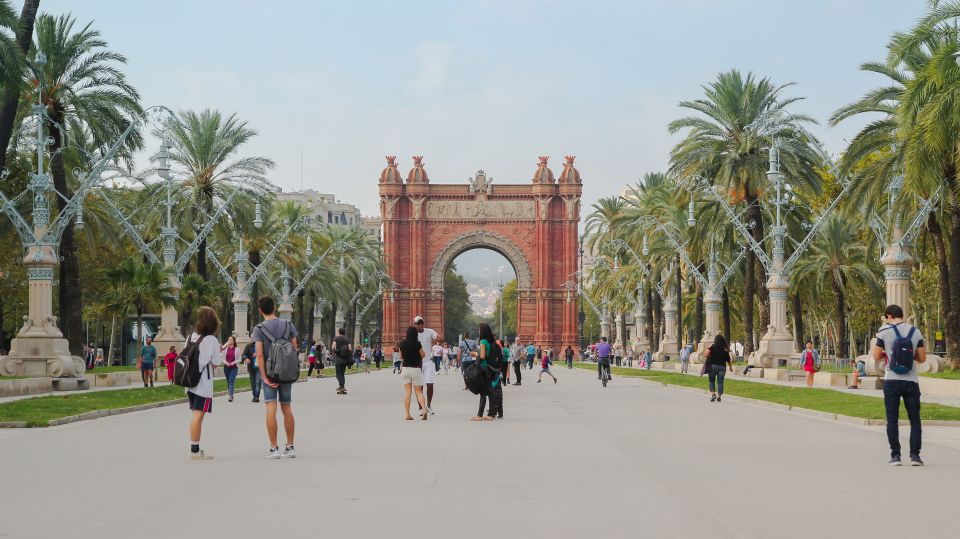 Barcelona: Guided Bike or E-Bike City Tour - Ciutadella Park and Arc de Triomf: The Break That Still Feels Like Barcelona