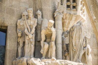 Barcelona: Guided Tour of Sagrada Familia - Skip-the-line entry: how your 90 minutes starts