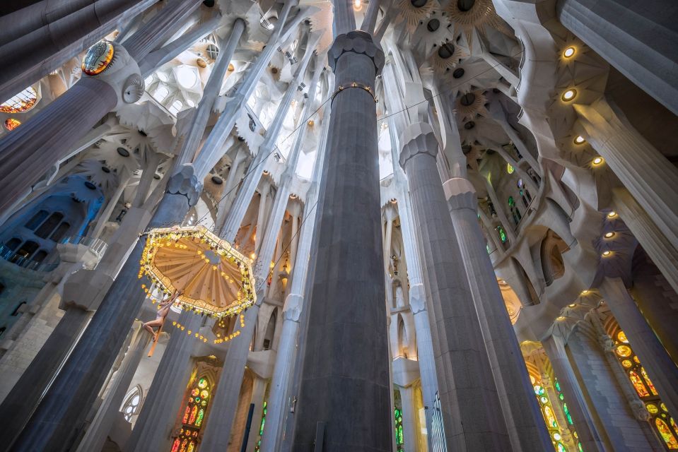 Barcelona: Guided Tour of Sagrada Familia - Dress code and on-the-ground readiness