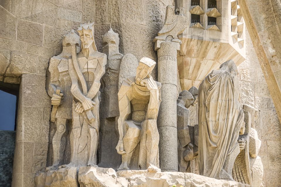 Barcelona: Guided Tour of Sagrada Familia - Skip-the-line entry: how your 90 minutes starts