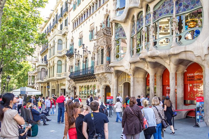 Barcelona Highlights & Montserrat with Port or Hotel Pick Up - Gaudí on the move: Park Güell with skip-the-line tickets