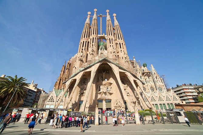 Barcelona Highlights & Montserrat with Port or Hotel Pick Up - Passeig de Gràcia and the Apple of Discord: quick stops with big payoffs