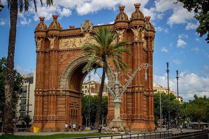 Barcelona Highlights Small Group Tour with Hotel Pick Up - Ciutat Vella and the Gothic Quarter walk: the medieval Barcelona story in one loop