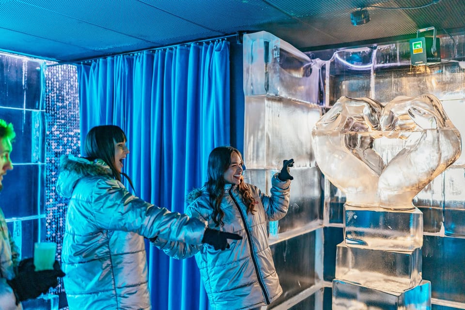 Barcelona: Icebar experience, located at the beach !! - -5°C inside: what the jacket and gloves really change