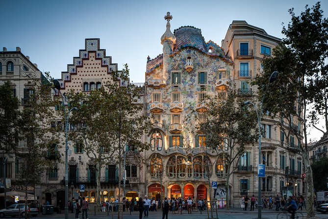 Barcelona in 1 Day: Sagrada Familia, Park Guell,Old Town & Pickup - Gothic Quarter on Foot: Medieval Streets With a Guide’s Thread