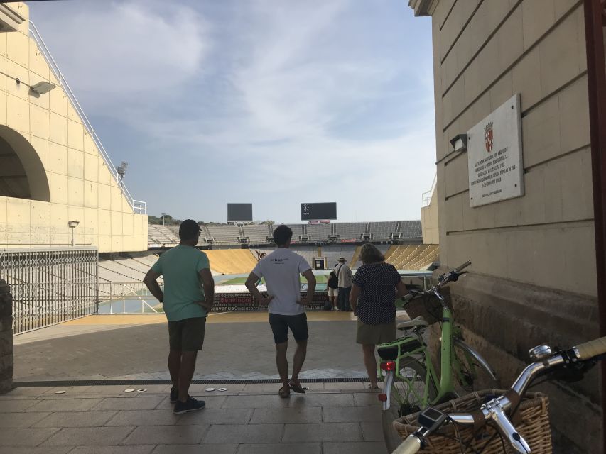 Barcelona: Montjuic Hill E-Bike Tour - Pedró square, El Raval, and the Gothic Quarter return
