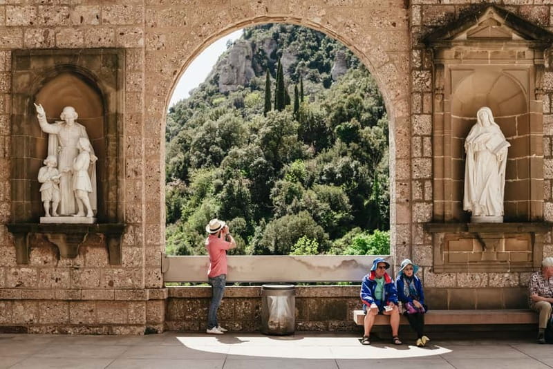 Barcelona: Montserrat and Winery Tour with Tapas or Lunch - From Barcelona Nord to Montserrat, the ride that sets the tone
