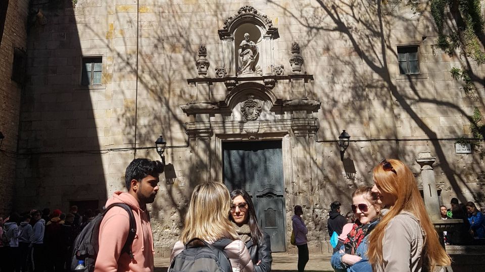 Barcelona: Old Town and Gothic Quarter Walking Tour - Barcelona Cathedral and Santa Maria del Mar: the Gothic contrast that matters