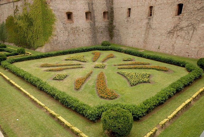 Barcelona: Old Town, Montjuic Castle, Cable Car Small Group Tour - Key things to know before you go