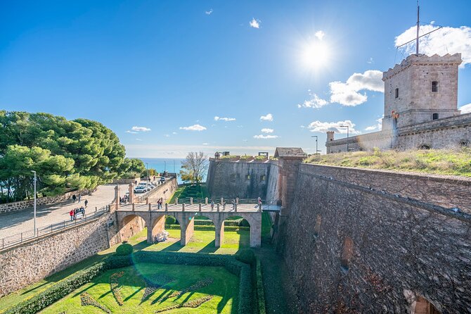 Barcelona: Old Town, Montjuic Castle, Cable Car Small Group Tour - Returning toward El Poble-sec: end well, eat well