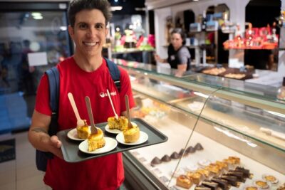 Barcelona Old Town Tapas Tour: Vermouth, Bites & Hidden Gems - Stop 1 in Barri Gòtic: Beer, Pa amb tomàquet, and Family-Run Flavor