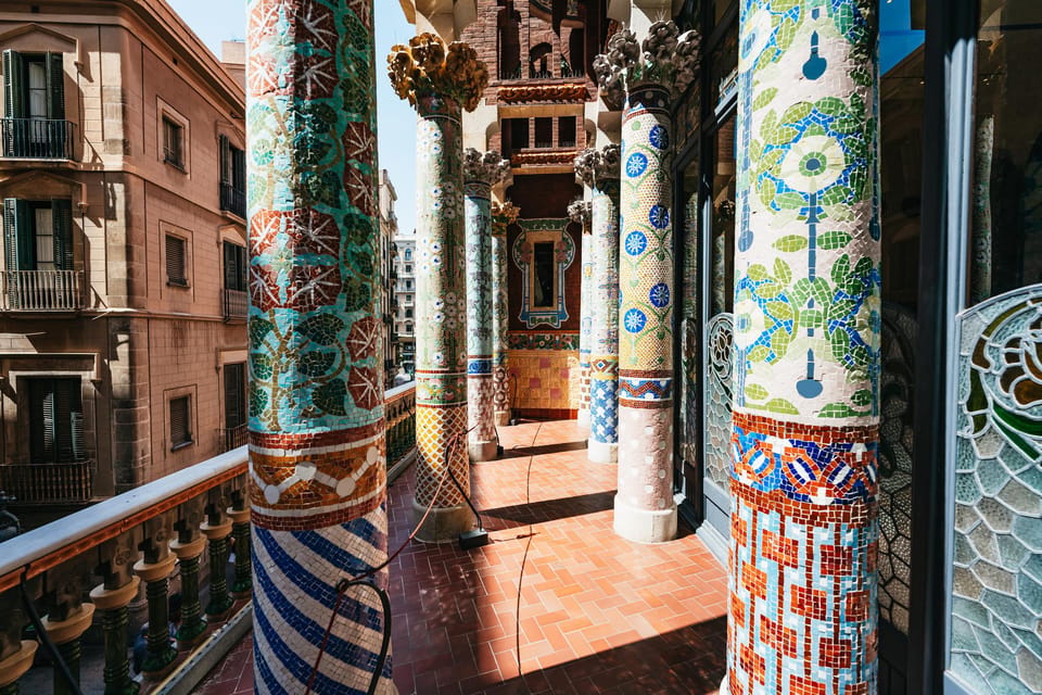 Barcelona: Palau de la Música Guided Tour - Photo and comfort tips for the staircase and skylight