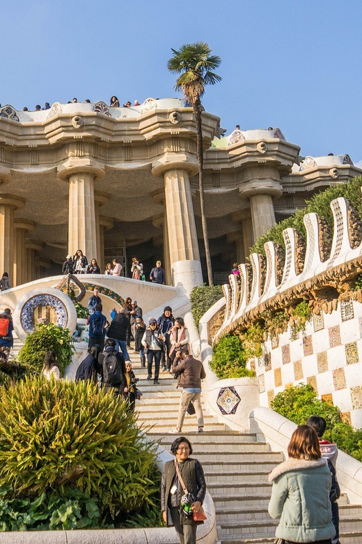 Barcelona: Park Güell Guided Tour - Language options and how to prepare to hear the guide