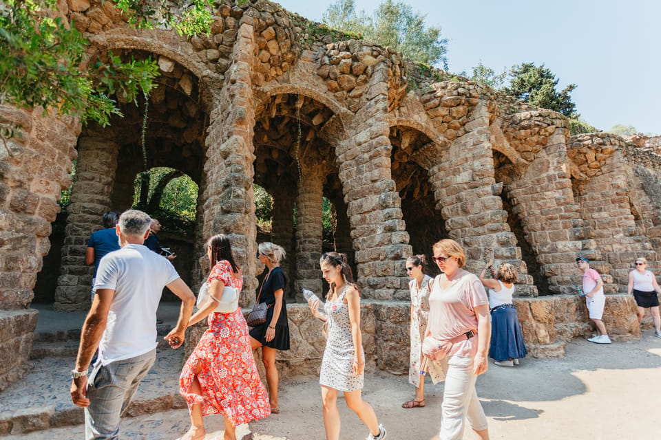 Barcelona: Park Güell Guided Tour & Priority Access - What to expect from the guide experience (language and group feel)