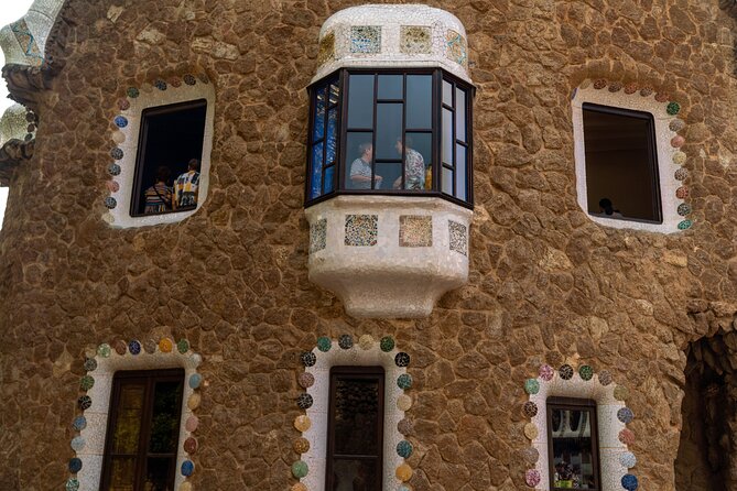 Barcelona: Park Güell Guided Tour & Tickets with Fast-Track Entry - Guides, headsets, and why audio quality matters on this route
