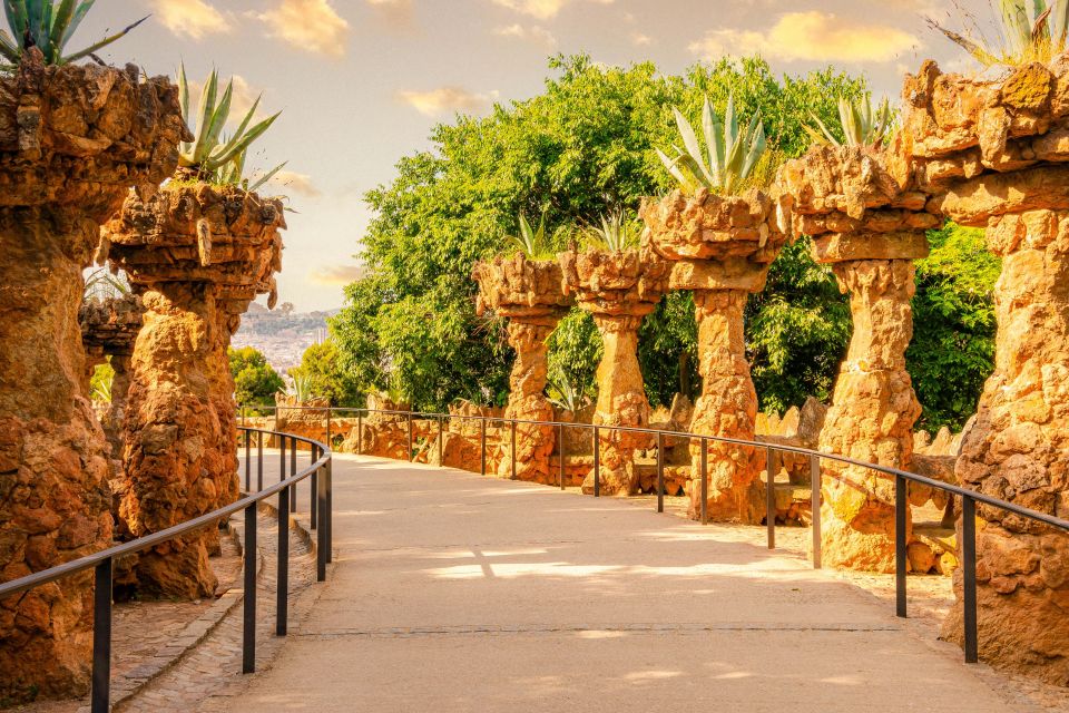 Barcelona: Park Güell Guided Tour with Fast-Track Ticket - The guides: what makes this tour feel worth it