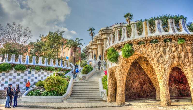 Barcelona: Park Güell Guided Tour - The meeting point trick: red flag + timing