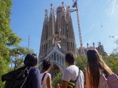 Barcelona: Sagrada Familia and Park Güell Tour - Parc Güell: the park where architecture behaves like nature