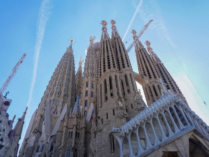 Barcelona: Sagrada Familia and Park Güell Tour - Timing and how you’ll move between monuments