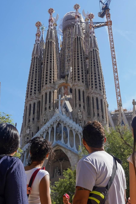Barcelona: Sagrada Familia and Park Güell Tour - What to wear and pack for a smooth day