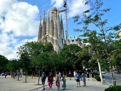 Barcelona: Sagrada Familia Entry Ticket and Guided Tour - Step inside and watch the color move: stained glass in the basilica