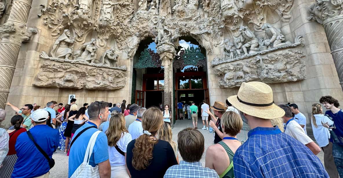 Barcelona: Sagrada Familia Entry Ticket and Guided Tour - Meeting point, dress rules, and what to bring