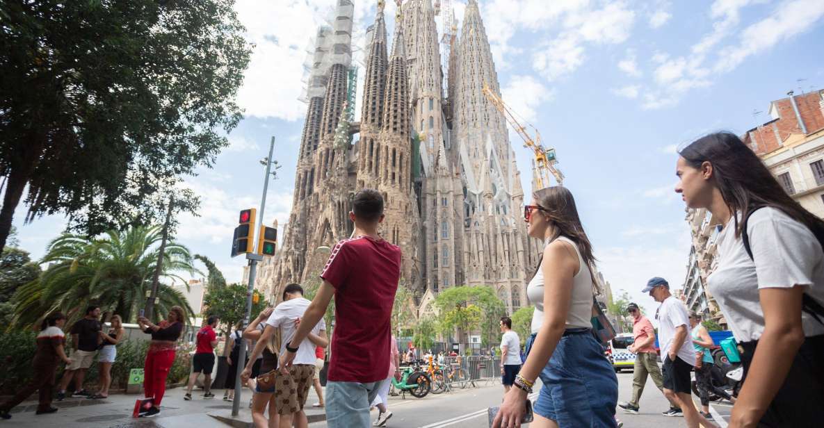 Barcelona: Sagrada Familia Fast-Track Guided Tour - Meeting Up and Getting Past Security Without Losing Your Morning