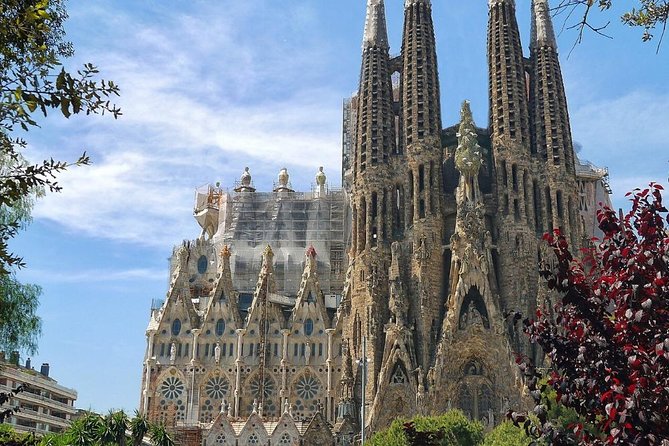 Barcelona: Sagrada Familia Fast Track Tour with Tower Option - Your guide’s walkthrough of Gaudí’s symbols inside the basilica