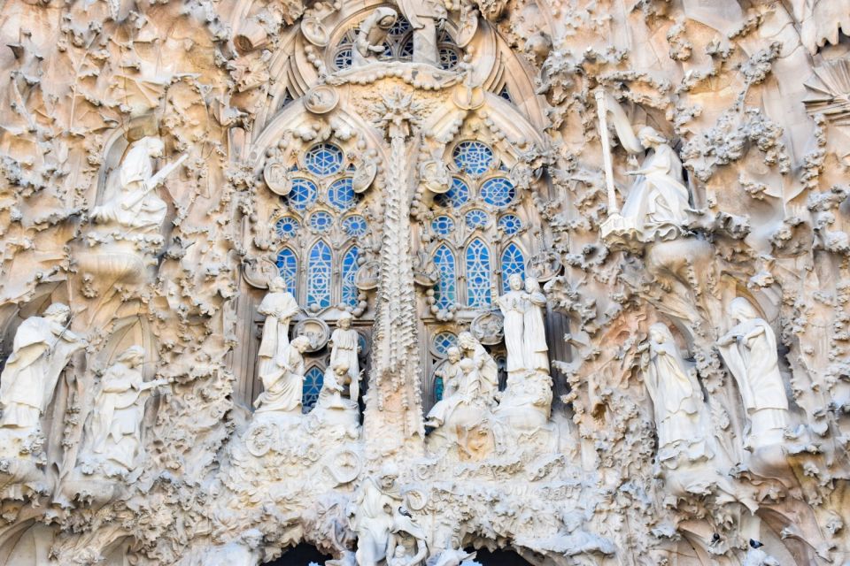 Barcelona: Sagrada Familia Guided Tour with Tower Access - Why Sagrada Familia towers change the whole visit