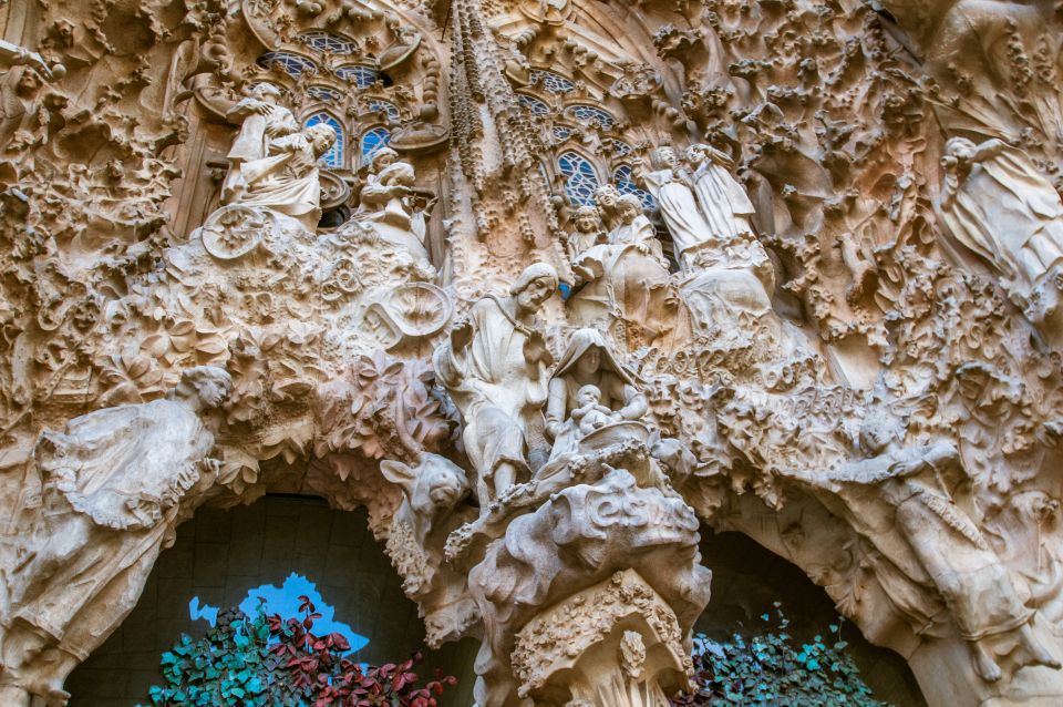 Barcelona: Sagrada Familia Guided Tour with Tower Access - Dress code and restrictions: what you must wear