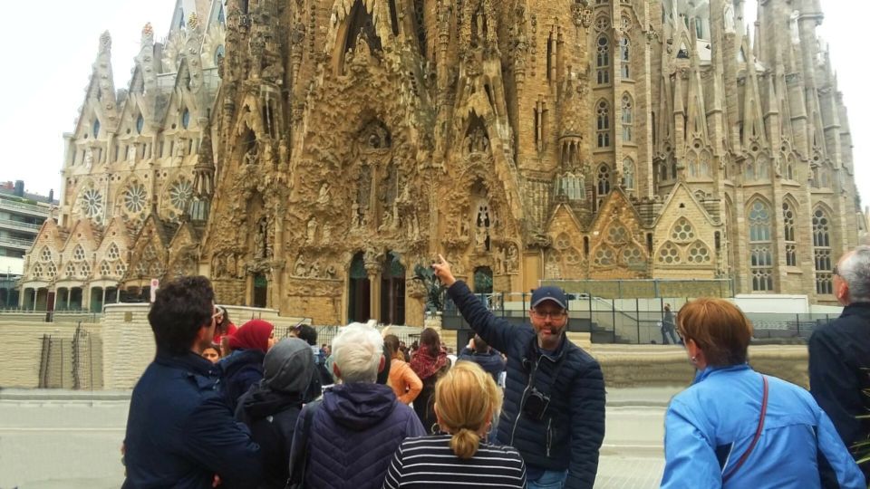 Barcelona & Sagrada Familia Half-Day Tour with Hotel Pickup - Montjuïc and the Mirador del Alcalde: the view break the day needs