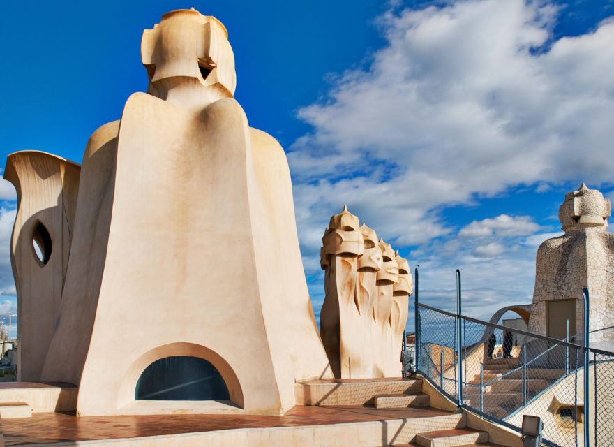 Barcelona: Sagrada Familia, Modernism, and Old Town Tour - Plaça de Catalunya and Sant Felip Neri: A Quick Reset Before the Old Town Deep End