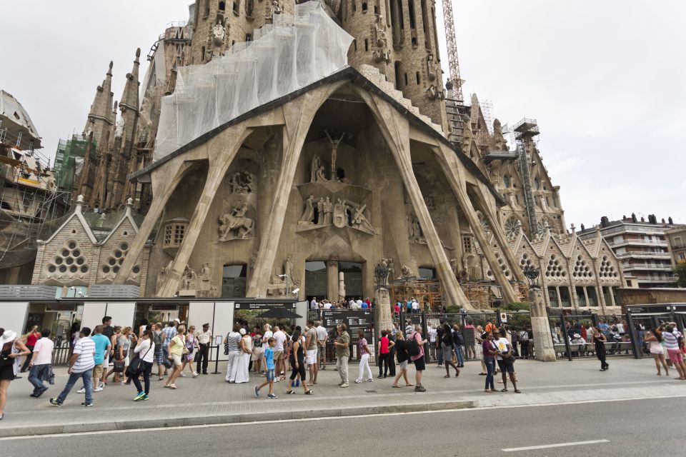 Barcelona: Sagrada Familia & Park Güell Guided Tour & Ticket - Guide quality you can actually feel in the experience