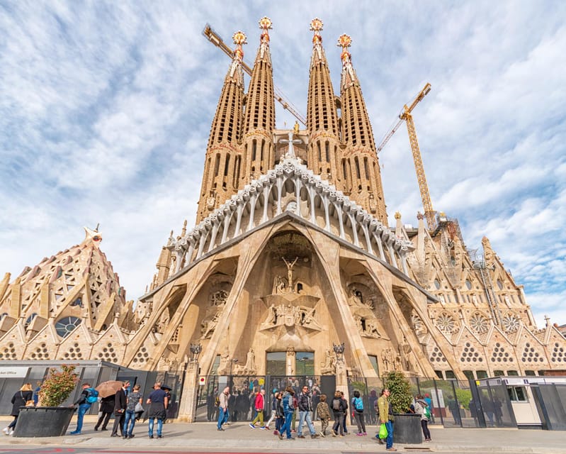 Barcelona: Sagrada Familia & Park Güell Guided Tour & Ticket - Skip-the-line strategy: how to make the most of it