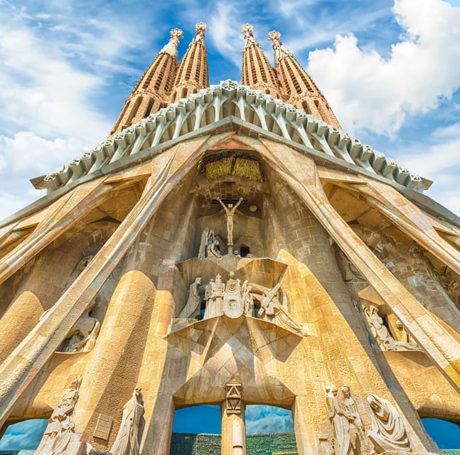 Barcelona: Sagrada Familia & Park Güell Guided Tour & Ticket - Park Güell on Carmel Hill: mosaics, El Drac, and free-roam time