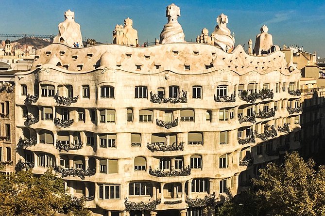 Barcelona: Sagrada Familia, Park Guell & Tapas Private Tour - Passeig de Gràcia, Casa Batlló, and La Pedrera from the sidewalk