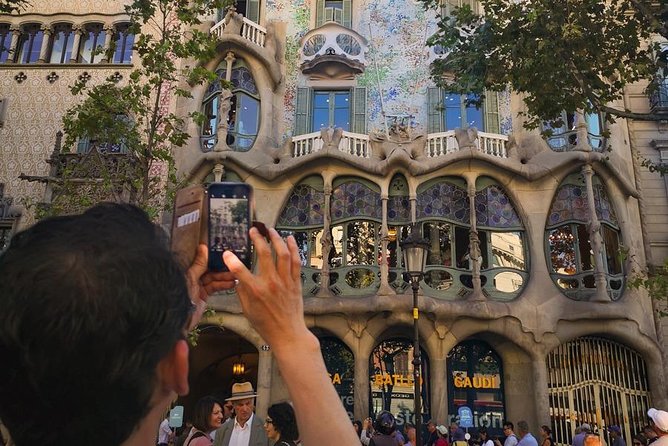 Barcelona: Sagrada Familia, Park Guell & Tapas Private Tour - Tapas lunch at Rambla Catalunya: the meal part is actually built in